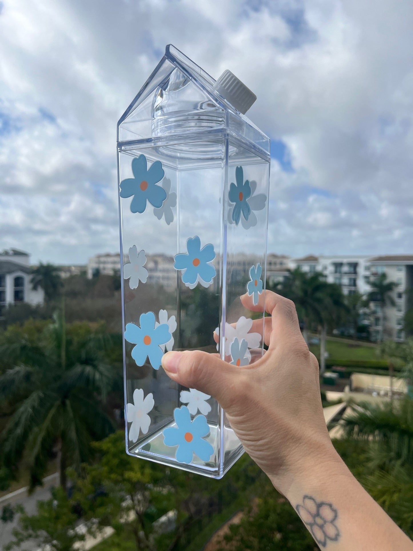 Blue Daisies 17oz Milk Carton